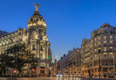 Madrid 'in en güzel binalarından biri olan Metropolis' in gün batımı manzarası. İspanya ve Gran Via, ana alışveriş caddesi.