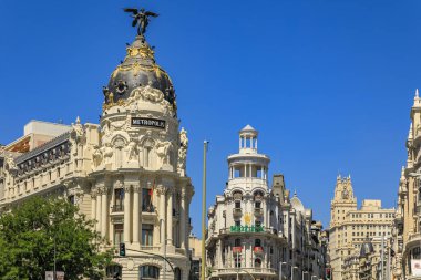 Metropolis ve Edificio Grassy ya da Rolex binası Gran Via alışveriş caddesi Madrid, İspanya 'daki en güzel binalar.