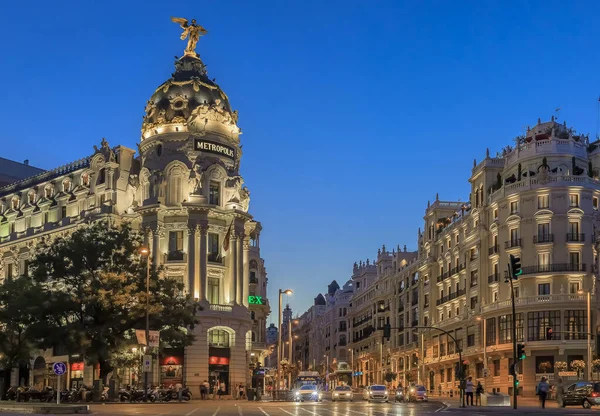 Sunset view of Metropolis, one of the most beautiful buildings in Madrid Spain and Gran Via, main shopping street — Stock Photo, Image