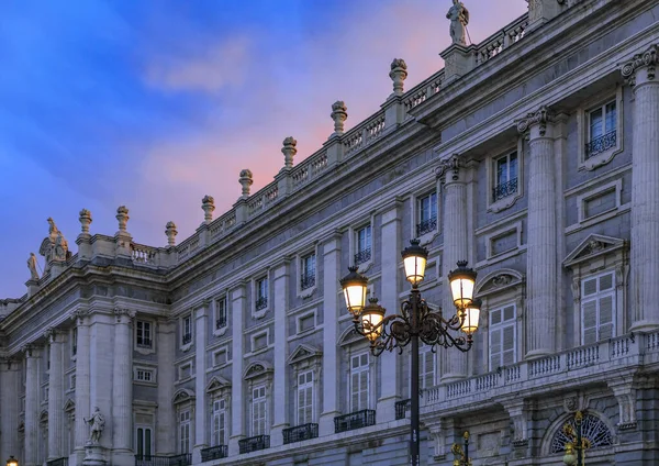 Ornate baroque architecture of the Royal Palace kilátás Plaza de Oriente Madridban, Spanyolország — Stock Fotó