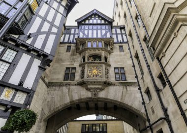 Büyük Marlborough Caddesi 'ndeki bir kemerin üzerindeki süslü Özgürlük Saati' nde Aziz George, İngiltere 'de bir ejderhayı katlediyor.