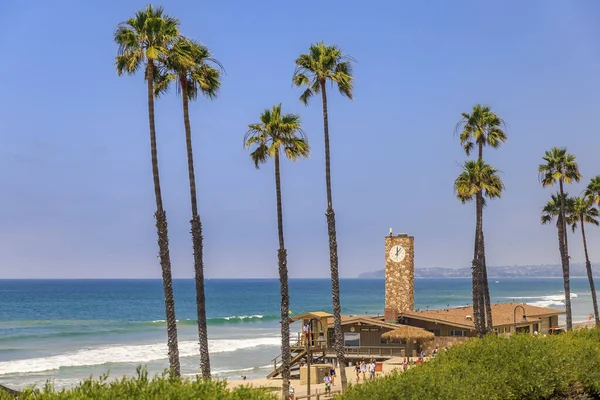 Playa en San Clemente, famoso destino turístico en California, Estados Unidos con el muelle y una torre de salvavidas —  Fotos de Stock