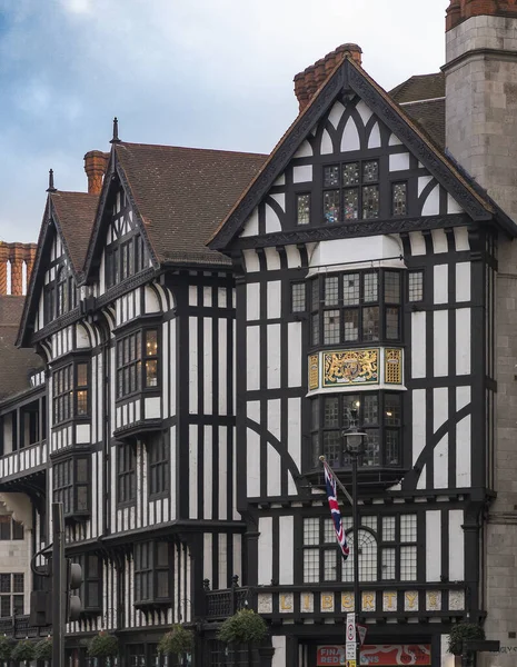 Διακοσμητικό ρολόι Libertys πάνω από μια αψίδα στο Great Marlborough St με τον Άγιο Γεώργιο να σκοτώνει ένα δράκο στο Λονδίνο Ηνωμένο Βασίλειο — Φωτογραφία Αρχείου
