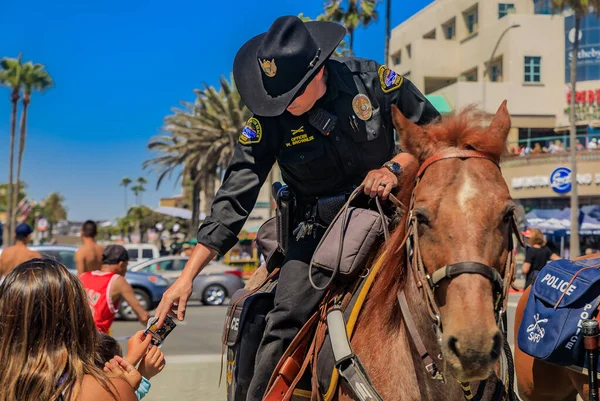 Oficiales de policía ecuestre de los departamentos de policía de Huntington Beach y Santa Ana frente al muelle de Huntington Beach — Foto de Stock