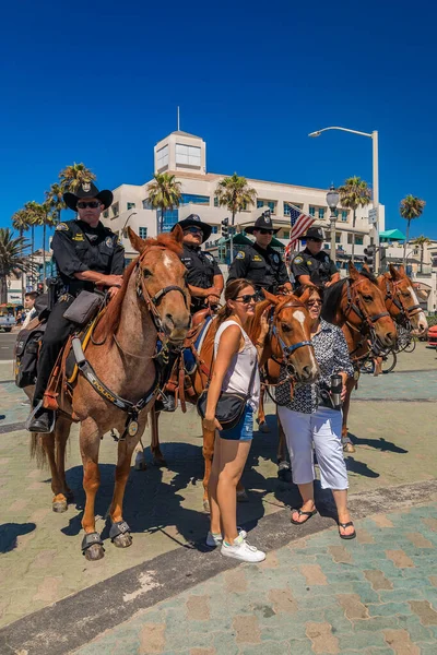 Equestrian police officers from Huntington Beach and Santa Ana Police Departments in front of the Huntington Beach Pier — Stock Photo, Image