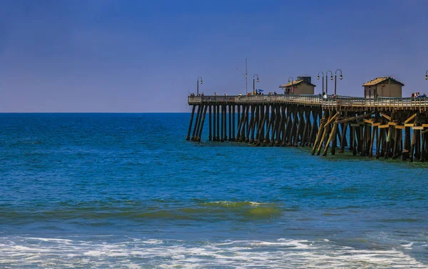 Пляж и пир в Сан-Клементе, известном туристическом месте в Калифорнии, США — стоковое фото