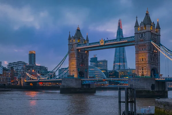 Skyline de Londres por la noche con Tower Bridge y el fragmento — Foto de Stock