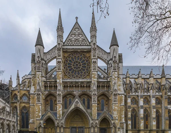 Facciata settentrionale dell'Abbazia di Westminster, chiesa gotica e luogo di incoronazione reale a Londra, Regno Unito — Foto Stock