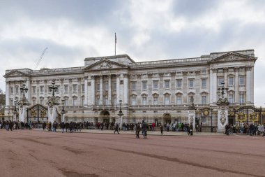 Buckingham Sarayı 'nın dış cephesi, Londra Uk' ta turistlerle birlikte İngiliz kraliyet konutu.