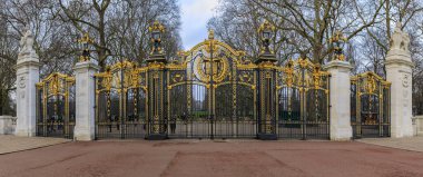 Londra Uk 'taki Buckingham Sarayı' nın önündeki Yeşil Park 'ın süslü demir ve altın işlemeli Kanada Kapısı
