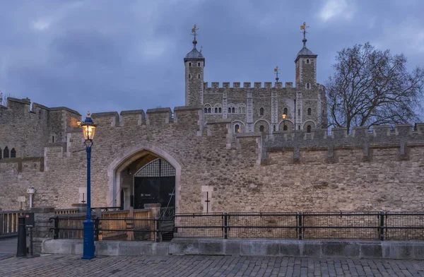 The wooden gate and exterior stone wall of the Tower of London in London England — Stock Photo, Image