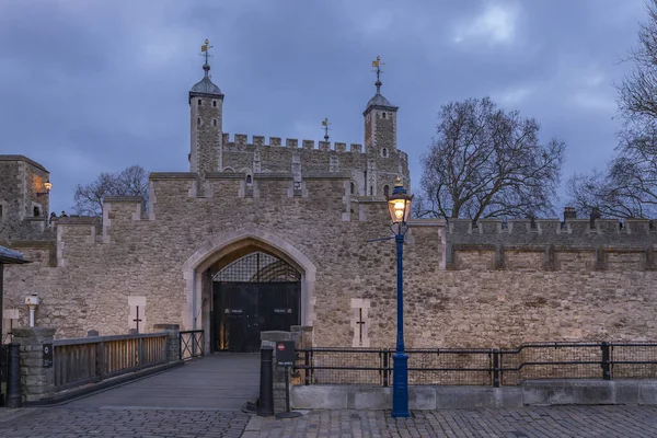 De houten poort en de stenen buitenmuur van de Tower of London in Londen Engeland — Stockfoto