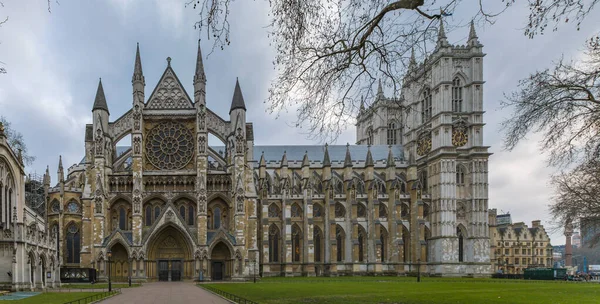 Noordelijke gevel van de Westminster Abbey, gotische kerk en locatie voor koninklijke kroningen in Londen, Verenigd Koninkrijk — Stockfoto