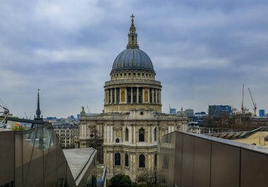 Londra, Londra 'da bulutlu bir günde Yeni Bir Değişim alışveriş merkezinden St. Paul Katedrali ve Londra' nın ufuk çizgisi
