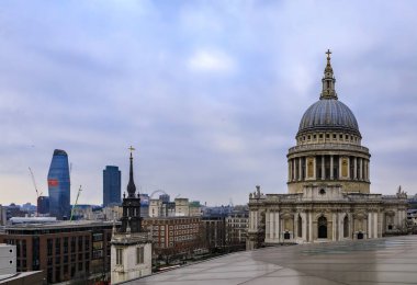 Londra, Londra 'da bulutlu bir günde Yeni Bir Değişim alışveriş merkezinden St. Paul Katedrali ve Londra' nın ufuk çizgisi