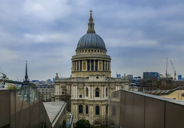 Blick auf die St. Pauls Kathedrale und die Skyline von London aus einem neuen Wechseleinkaufszentrum an einem bewölkten Tag in London, England — Stockfoto