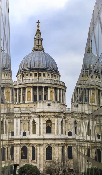 Catedral de St. Pauls vista desde el centro comercial One New Change con reflexión en las paredes de cristal de Londres, Inglaterra —  Fotos de Stock