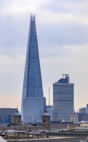 Londra gökdeleni ve Yeni Değişim alışveriş merkezinin Çömlek gökdelenini Londra, İngiltere 'de bulutlu bir günde görmek — Stok fotoğraf