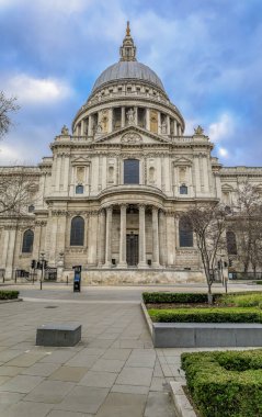 Londra, İngiltere 'de bulutlu bir günde şehir merkezindeki ünlü St. Paul Katedrali' nin manzarası