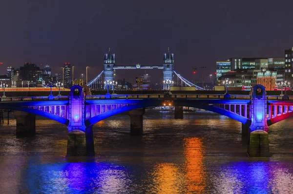 Stadtsilhouette bei Nacht mit Southwark Bridge und Tower Bridge über die Themse mit Nachtbeleuchtung in London, England — Stockfoto