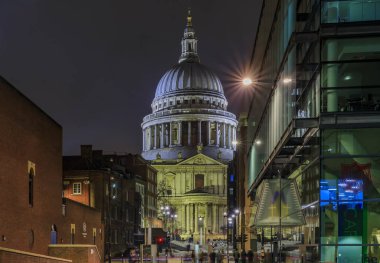 Gün batımında şehir merkezindeki ünlü St. Paul Katedrali 'ne bakın. Londra, İngiltere' de gece lambalarıyla aydınlatılıyor.