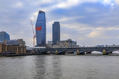 Londra İngiltere gökdelenli bir Blackfriars gökdeleni ve gün boyunca Thames nehri üzerinde Blackfriars Köprüsü ile gökdelen