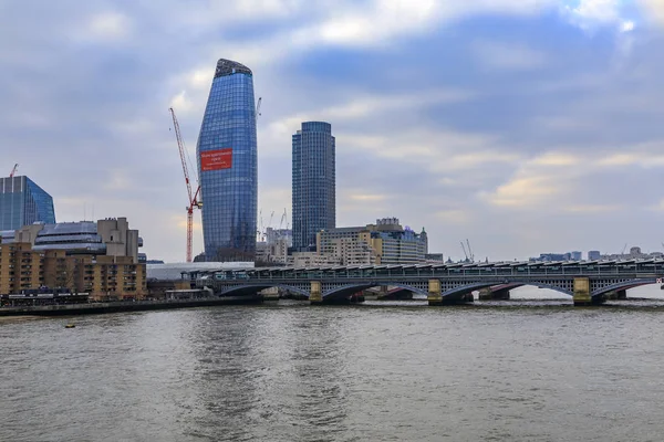 London Englands Skyline mit einem Blackfriars-Wohnhochhaus und einer Blackfriars-Brücke über die Themse während des Tages — Stockfoto