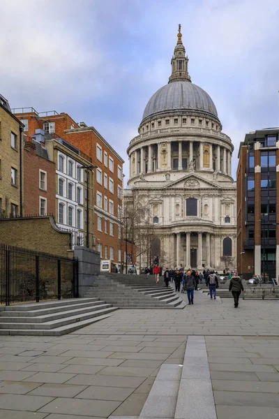 Veduta della famosa Cattedrale di St. Paul in centro in una giornata nuvolosa a Londra, Inghilterra — Foto Stock
