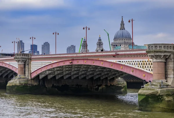 Blick auf die berühmte St. Pauls Kathedrale über die Themse mit Blackfriars Bridge aus dem 18. Jahrhundert in London, England — Stockfoto