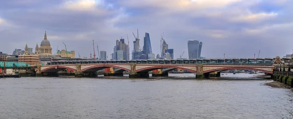 Panorama mit Wolkenkratzern wie 20 fenchurch, leadenhall building, the skalpel and blackfriars bridge in london, england — Stockfoto