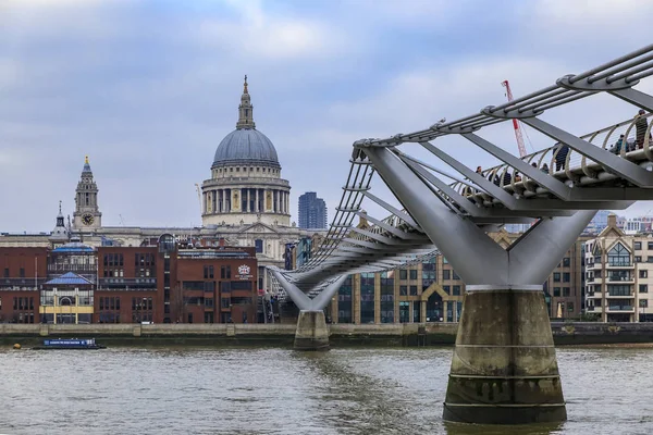 Вид на знаменитий собор Святого Павла через Темзу з Містом Мілленіума в Лондоні, Англія — стокове фото