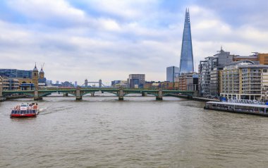 Gündüz vakti Londra, İngiltere 'de Çömlek, Southwark Köprüsü ve Thames Nehri üzerindeki Tower Köprüsü ile gökyüzü