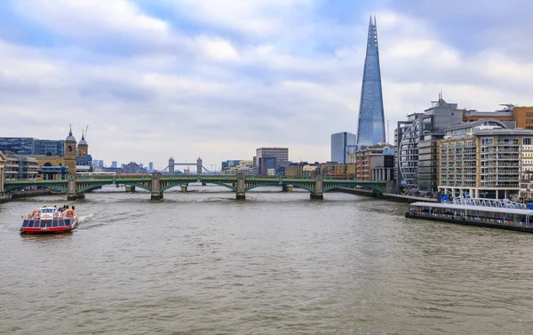 London, Englands Skyline mit der Scherbe, Southwark Bridge und Tower Bridge auf der Themse während des Tages — Stockfoto