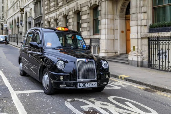 Tradicional taxi hackney negro de Londres o carro en una calle vacía en el centro de Londres, Reino Unido — Foto de Stock