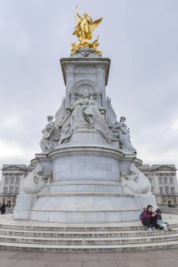 Victoria Anıtı ve Çeşmesi Buckingham Sarayı 'nın önünde. Londra' daki İngiliz Hükümdarlarının kraliyet konutu.