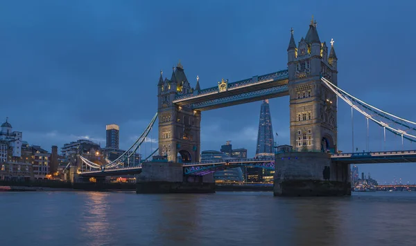 De skyline van Londen at night met Tower Bridge en de Scherf — Stockfoto