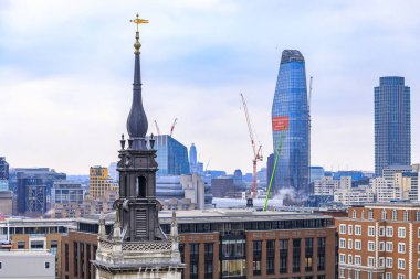 Londra 'nın gökyüzü manzarası ve One New Change alışveriş merkezinden gökdelenler Londra, İngiltere' de bulutlu bir günde