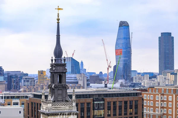 Blick auf Londons Skyline und Wolkenkratzer von einem neuen Wechseleinkaufszentrum an einem bewölkten Tag in London, England — Stockfoto