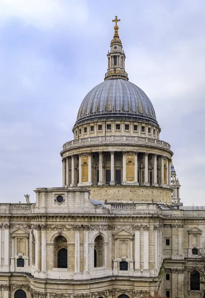 Vista de la cúpula de la famosa Catedral de San Pablo en el centro de la ciudad en un día nublado en Londres, Inglaterra —  Fotos de Stock