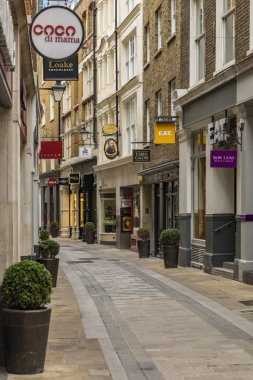 Londra 'nın zengin tarihi Bow Lane Koruma Alanının bir parçası olan restoranları ve mağazaları olan boş Bow Lane manzarası