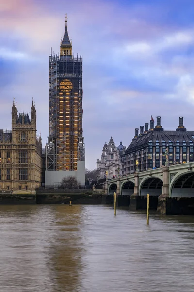 Big Ben cubierto de andamios para la restauración y Portcullis House al otro lado del río Támesis antes del atardecer en Londres, Inglaterra —  Fotos de Stock