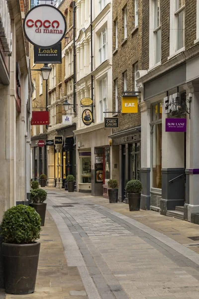 Άποψη του άδειου Bow Lane με εστιατόρια και καταστήματα, μέρος της πλούσιας ιστορικής Bow Lane Conservation Area στο Λονδίνο Αγγλία — Φωτογραφία Αρχείου