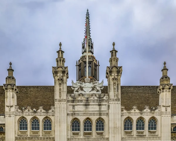 Ornate middeleeuwse gotische gevel van Guildhall voltooid in 1440, opschrift zeggen Heer, begeleiden ons in Londen, Engeland — Stockfoto