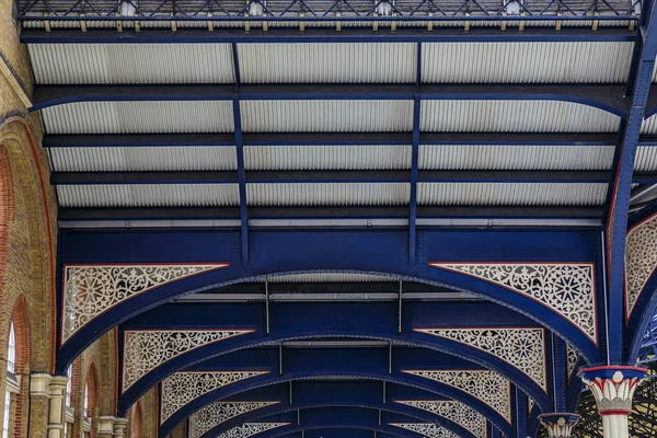 Karmaşık demircilik dekoratif çatı kirişleri ayrıntıları Londra, İngiltere 'deki Liverpool Tren İstasyonu' nda
