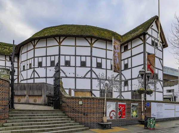 Ανακατασκευασμένο Shakespeare 's Globe Theatre με ψηλή οροφή και εξωτερικό ξύλινο σκελετό στο Λονδίνο της Αγγλίας — Φωτογραφία Αρχείου