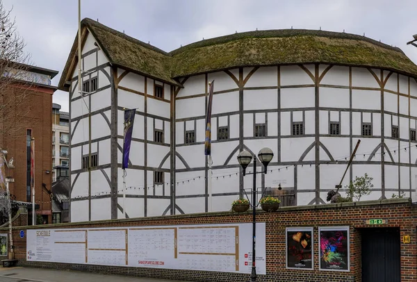 Ανακατασκευασμένο Shakespeare 's Globe Theatre με ψηλή οροφή και εξωτερικό ξύλινο σκελετό στο Λονδίνο της Αγγλίας — Φωτογραφία Αρχείου