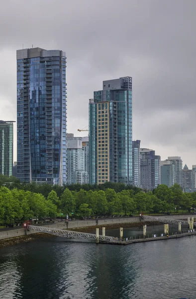 Kohlehafen in vancouver britischer Columbia mit Innenstadtgebäuden Boote und Spiegelungen im Wasser — Stockfoto