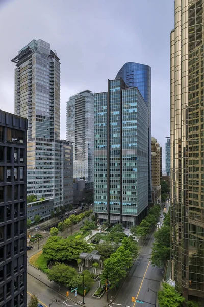 Vista aérea de modernos arranha-céus de vidro e aço e ruas vazias da cidade no centro de Vancouver Canadá — Fotografia de Stock