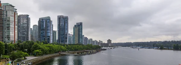 Kol Harbor i Vancouver British Columbia med downtown byggnader båtar och reflektioner i vattnet — Stockfoto