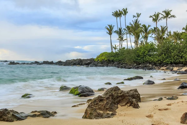 Silkeslen lång exponering av vågor rullar in på en tropisk strand med palmer i bakgrunden i North Shore Oahu, Hawaii — Stockfoto